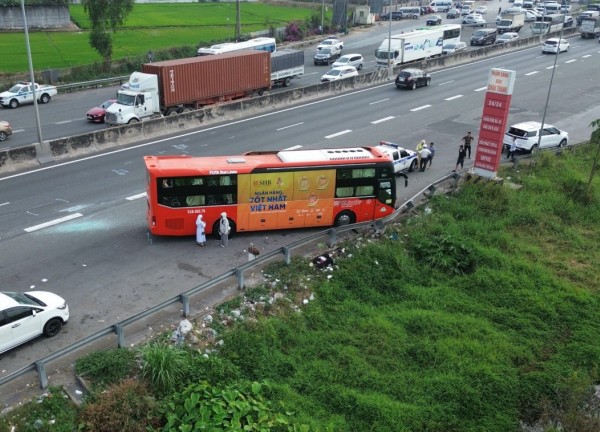 Cao tốc TP.HCM - Trung Lương hướng về miền Tây kẹt cứng vì hai vụ tai nạn liên tiếp