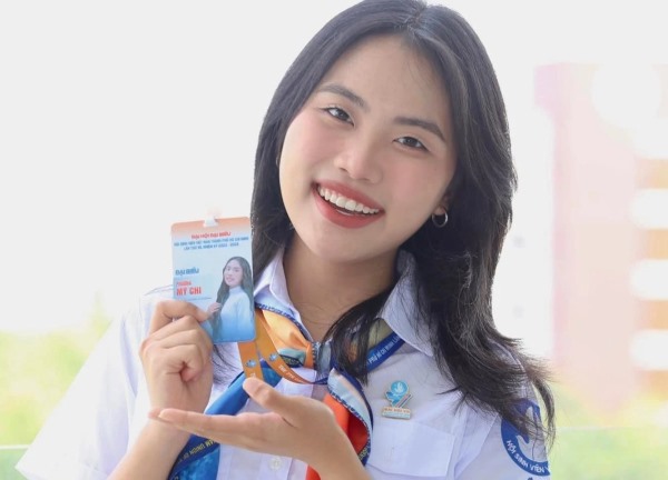 Phương Mỹ Chi lên tiếng về tin đồn bỏ học đại học