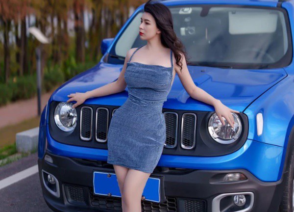 Thân hình 'chuẩn không cần chỉnh' của người mẫu bên xe Jeep