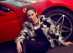 Chân dài đọ dáng cùng Ferrari mui trần