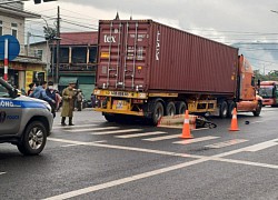 Va chạm với xe container trên đường đi chợ, 2 vợ chồng ở Huế thương vong