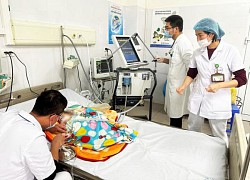 Nhiễm virus hợp bào đường hô hấp, em bé 2 tháng tuổi phải thở máy