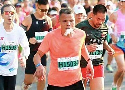 Vận động viên marathon Trung Quốc bị cấm thi 2 năm vì hút thuốc liên tục lúc chạy