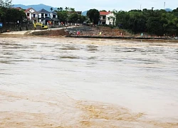 Hiện trạng cầu phao Phong Châu sau khi phải tháo rời do nước sông chảy xiết