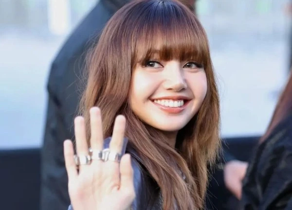 Hot: "Bắt gọn" Lisa (BLACKPINK) trò chuyện với bố mẹ chồng tương lai giữa Paris Fashion Week!