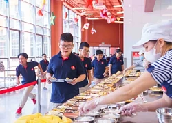 Loạt suất ăn trong canteen của ngôi trường từng khiến phụ huynh thức đêm xếp hàng xin học cho con gây bão vì quá xịn