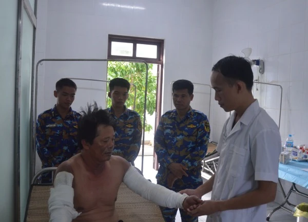 Bệnh xá đảo Song Tử Tây cấp cứu ngư dân bị bỏng nặng