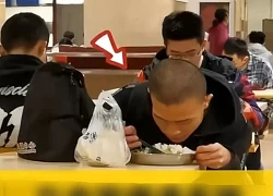 Bức ảnh chàng trai cặm cụi thưởng thức suất ăn 10.000 đồng trong canteen Bắc Đại bất ngờ gây sốt