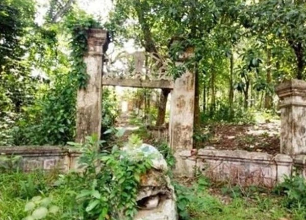Cận cảnh lăng mộ cổ hoang phế trên một đỉnh đồi ở Bình Dương, khung cảnh như trong phim cổ trang