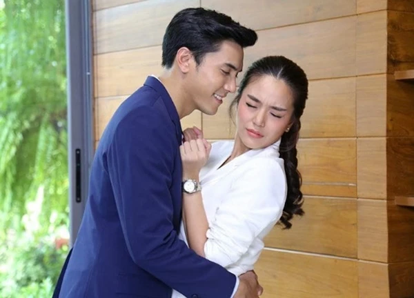 Đang hẹn hò với nhân tình thì vợ gọi điện, tôi rón rén ra ngoài thì ...