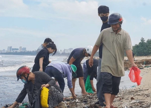 Lạ: Dân Đà Nẵng tràn ra biển sau bão số 6, lập tức hốt được cả chục ký "lộc trời" mang về bán
