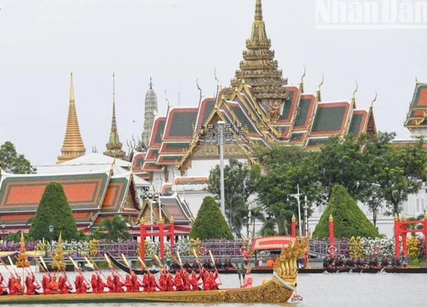 Ngoạn mục lễ rước thuyền Hoàng gia trên sông Chao Phraya ở Bangkok