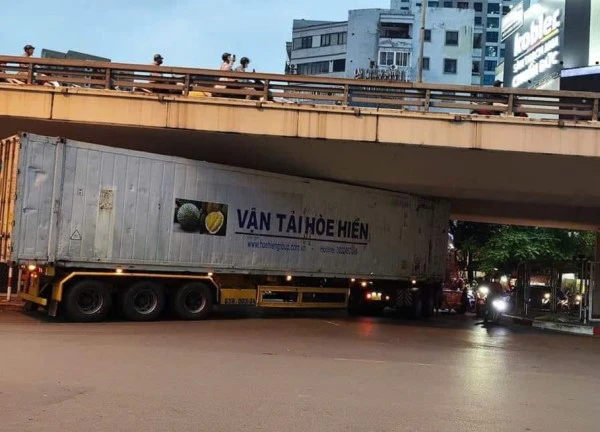 Phạt tiền, tước bằng lái tài xế xe container mắc kẹt dưới gầm cầu Ngã Tư Sở