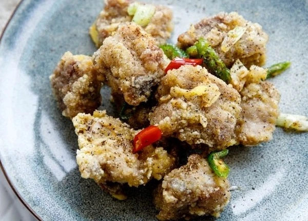 Sườn chiên xóc muối tiêu đậm đà, thơm lừng, ăn là mê