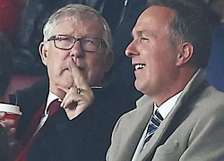 Người đàn ông ngồi cạnh Alex Ferguson gây chú ý