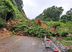 Thi công 3 ca liên tục để thông tuyến tại các vị trí sạt lở do mưa lũ