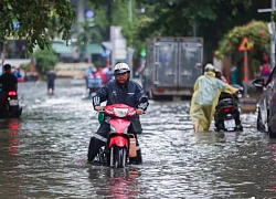 Nước như lũ quét sau mưa ở TP Thủ Đức, cuốn trôi cả xe máy