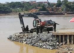 Xem công binh nối lại cầu phao Phong Châu