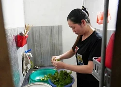 Bữa cơm nửa con cá khô, bó rau lang của nữ công nhân lương gần 8 triệu đồng