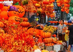 Đồ chơi Halloween ngập tràn, phố cổ Hà Nội trở nên ma mị