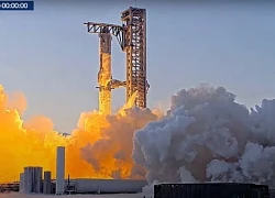 Ngoạn mục khoảnh khắc SpaceX 'tóm' tên lửa đẩy sau khi phóng phi thuyền Starship