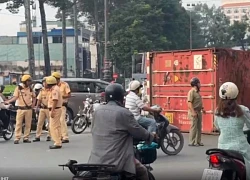 Xe đầu kéo lật ngay vòng xoay trung tâm thành phố, giao thông ùn ứ