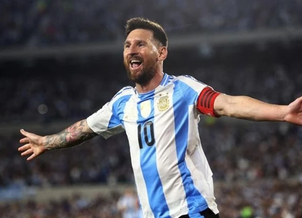 Lionel Messi cân bằng kỷ lục của Cristiano Ronaldo