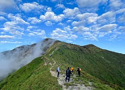 Chen chúc 'săn mây' trên đỉnh Tà Chì Nhù