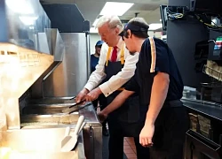 Ông Trump trải nghiệm chiên khoai, giao đồ ăn tại cửa hàng Mc Donald's