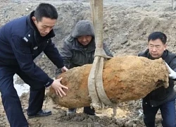 Đội đào mương phải dừng khẩn cấp vì phát hiện quả bom khổng lồ dài 1m: Cảnh sát lập tức phong tỏa hiện trường, hé lộ kho báu nghìn tỷ đồng