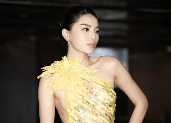 Kỳ Duyên đầy căng thẳng trong buổi ra quân đi Miss Universe, 1 nghi thức lạ gây tranh cãi