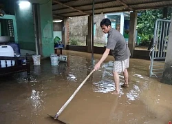 Bùn non ngập nhà sau bão số 6 Trà Mi, người dân Đà Nẵng tất bật dọn dẹp