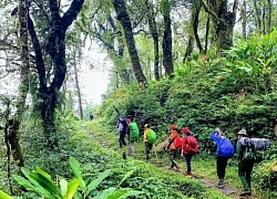 Trekking đường đá trăm tuổ.i