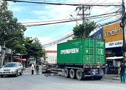 Ô tô đầu kéo container tông xe đạp điện, một người thiệt mạng ở Bình Dương