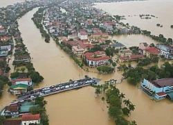 Quảng Bình ngập ngụa bùn đất sau trận lũ, 12 người mất, thiệt hại 500 tỷ đồng