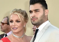 Chồng cũ Britney Spears tình tứ bên bạn gái mới