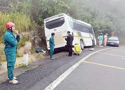 Ô tô chở khách nước ngoài lao vào vách đá, nhiều người bị thương ở Khánh Hòa