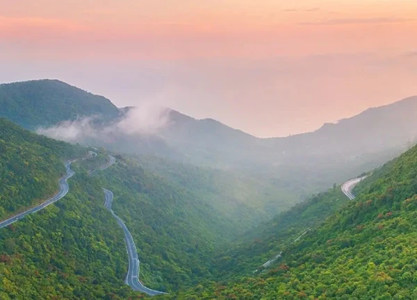 Việt Nam có 1 cung đường ven biển đẹp nhất thế giới do báo Anh bình chọn: Băng qua "đệ nhất hùng quan", du khách có thể đi cả tàu, ô tô hoặc xe máy