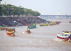 Campuchia tưng bừng khai hội đua thuyền