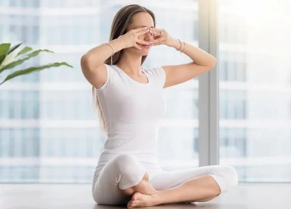 5 bài tập yoga cho mắt đơn giản, không tốn thời gian giúp mắt sáng khỏe