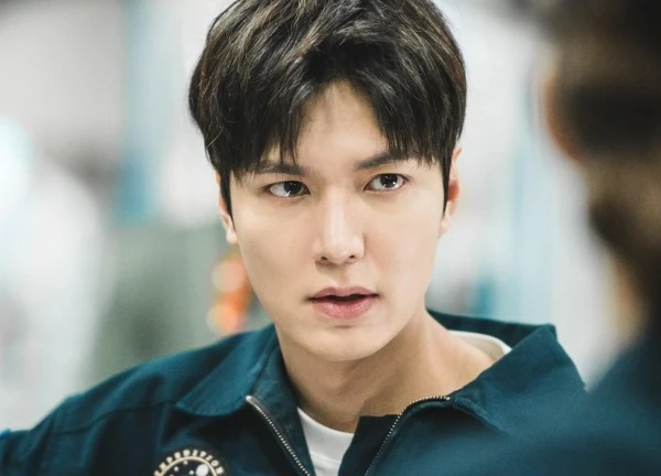 Lee Min Ho làm gì mà gây sốt?