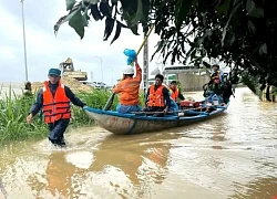 Bộ CHQS tỉnh Quảng Ngãi chỉ đạo các đơn vị hỗ trợ người dân vùng ngập lụt