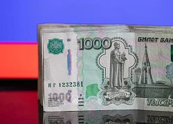 Đồng ruble của Nga giảm giá sau vụ phóng tên lửa siêu vượt âm vào Ukraine