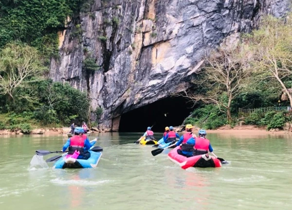 Khám phá động Phong Nha 4.500m bằng thuyền kayak