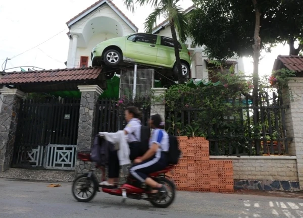 Kỳ lạ chiếc ô tô "vắt vẻo" trên cổng nhà ở Đồng Nai, chủ nhà giải thích mới vỡ lẽ nguyên nhân đầy cảm động