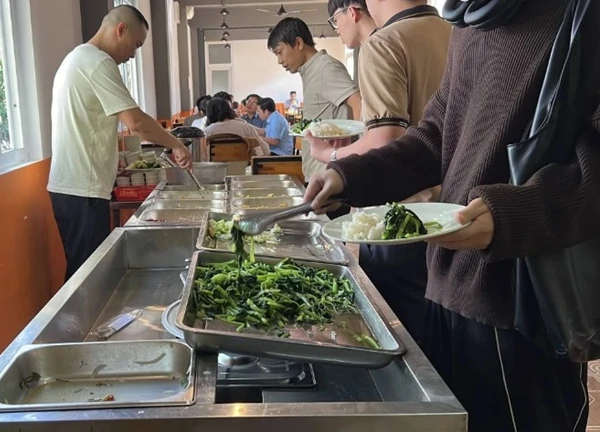 "Lạc chân" vào canteen nhỏ giữa lòng Đại học Sư phạm Hà Nội, hóa ra các thủ khoa toàn quốc ăn thế này!