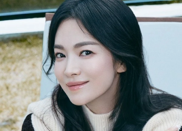 Sao Hàn 22/11: Chồng cũ yên ấm bên gia đình mới, Song Hye Kyo bị mỉa mai