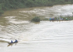 Vụ ô tô rơi khỏi cầu ở Huế: "Người nhái" và tàu lặn tìm kiếm 2 nạn nhân