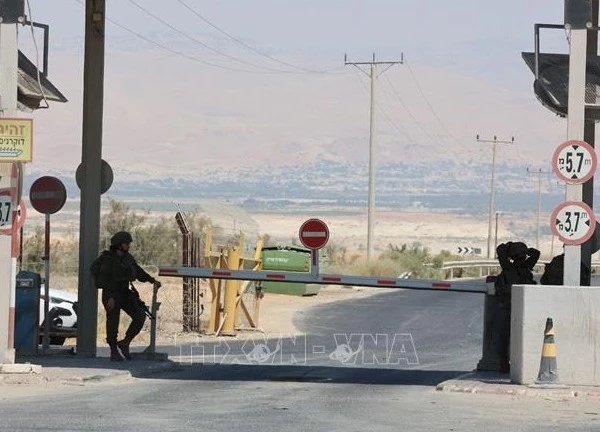 Quân đội Israel 'lên dây cót' dựng hàng rào biên giới với nước láng giềng