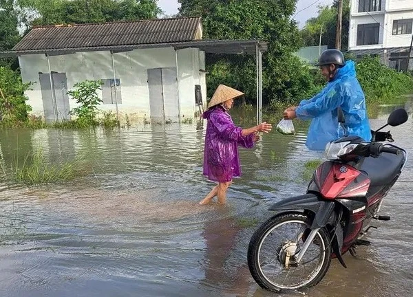 Quảng Ngãi: Nước rút, chính quyền hỗ trợ dân dọn dẹp nhà cửa